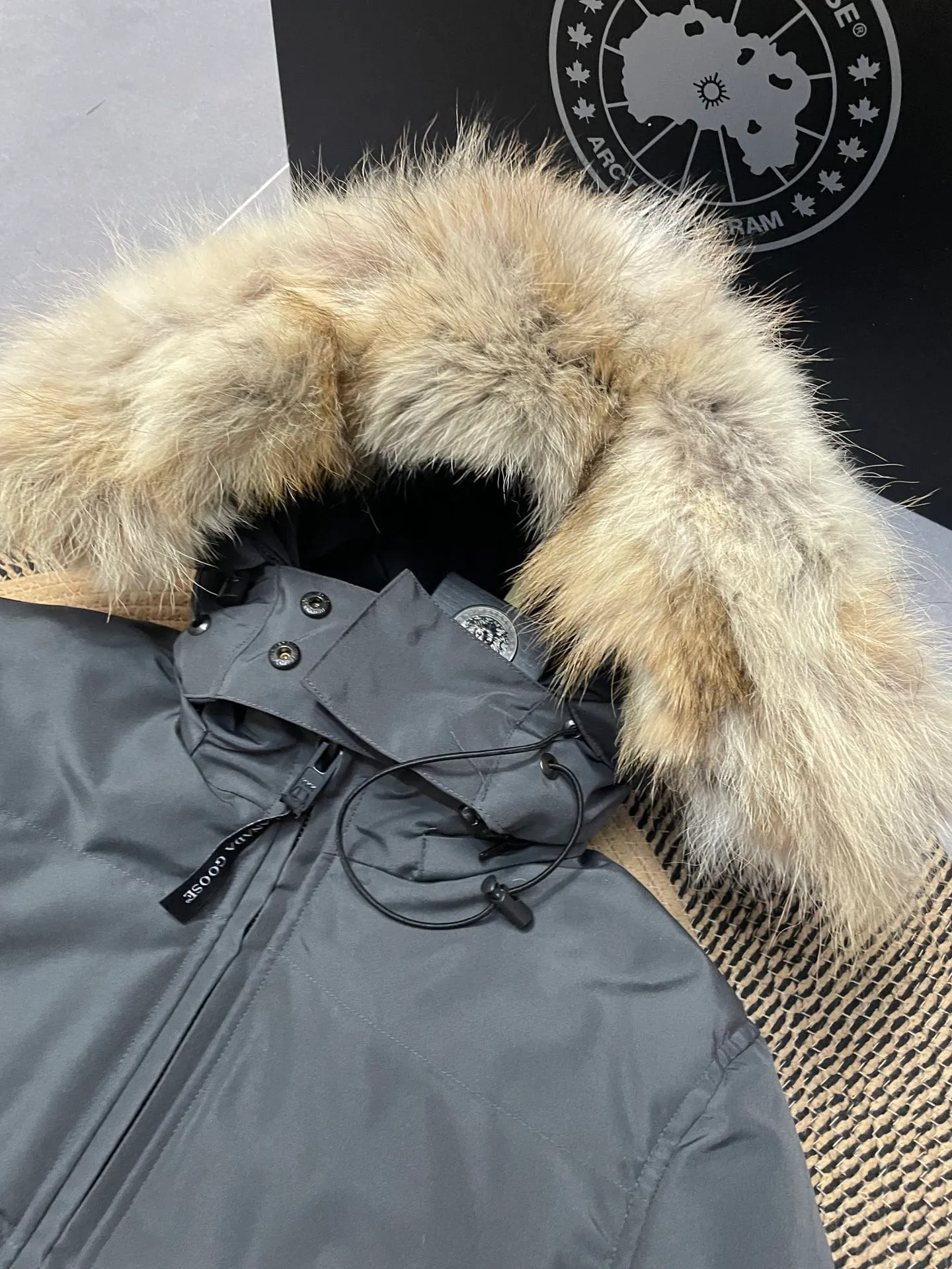 P880 Gray Canadian CANADA GOOES 04/Female model. The Arctic and Antarctic scientific expedition teams and others choose Canada Goose as their cold-proof equipment. They are the Rolls-Royce of down jackets.  ➖ Industry-leading anti-counterfeiting chip sensing.  ➖ Imported Behringer embroidery machines and customized embroidery labels, the highest level and industry leading.  ➖ Imported Korean 21-count polyester-cotton blended original fabric, TC85 waterproof coated fabric, water-repellent, windproof and wear-resistant.  ➖ The new national standard 80 white duck down is filled with an average of 520 grams of down. The amount of down filled is industry-leading.  ➖ 100% nylon lining with double double-layer sealing design to prevent velvet running, and seamless thread design on the cuffs!  ➖ Western Canadian Green Wolf Collar.  ➖ Yoshida YKK provides original factory-customized electroplated sliders. YKK two-way lockable zippers are tight and smooth and do not peel off paint.  ➖ 3M composite Velcro is durable and the accessories and hardware are all custom-made. Only for the purest goose, the most dedicated, the most professional, the highest quality, the highest cost performance!    SIZE:XS-XXL